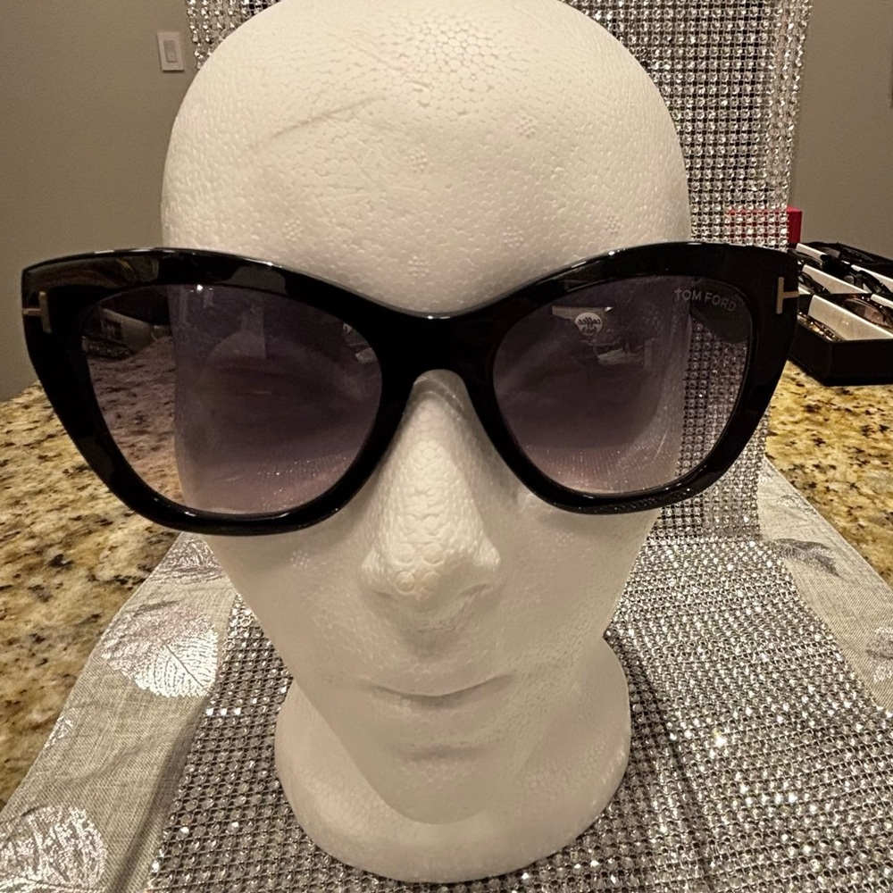 Tom Ford TF 940 Cara Col 05B 56-20 Black Women's Sunglasses